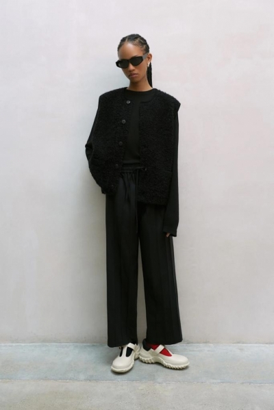 230443-B Black