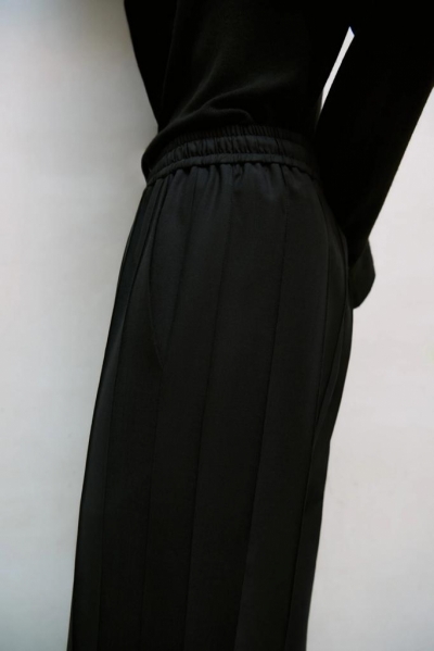 230443-B Black